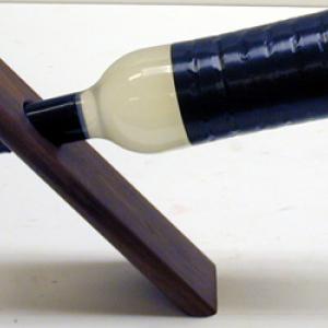 Place the Squirt in the Wine Butler as shown and adjust so that the system is in balance.  The pivot point should be directly below the center of mass.