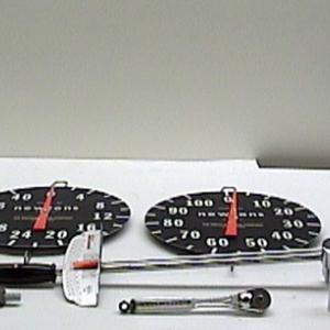 Hook the large torque wrench onto the nut and tighten to 30 Newtons using the Newton scale.